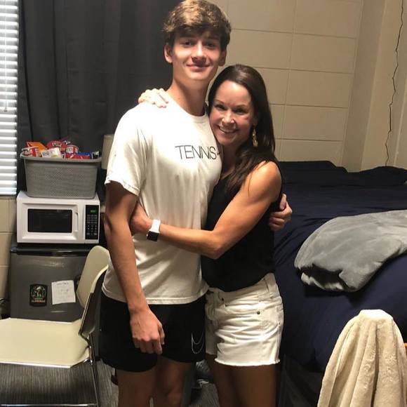 Profile Picture of Meg Healy (@meghealy) on Poshmark