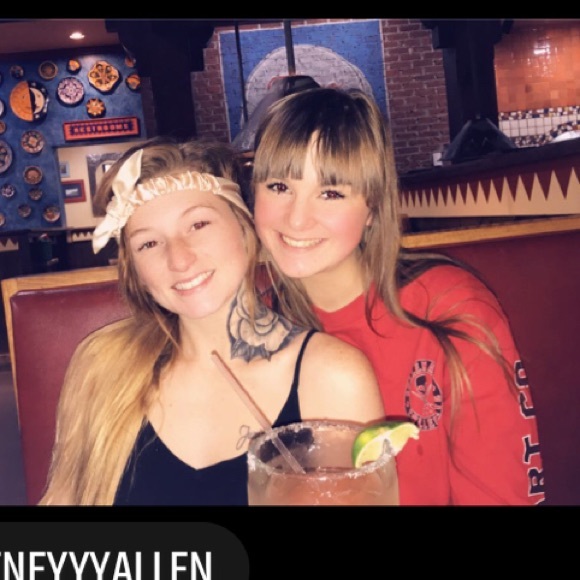 Profile Picture of Dinero Dinero (@2smacked) on Poshmark