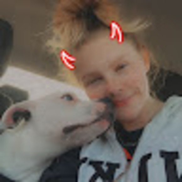 Profile Picture of Alecia Cadmus (@aleciacadmus) on Poshmark