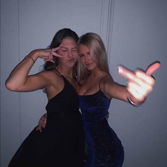 Profile Picture of Sophia Graham (@sophiagraham321) on Poshmark