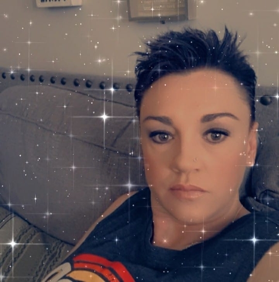 Profile Picture of Becky Mandros (@ikissedagirl464) on Poshmark