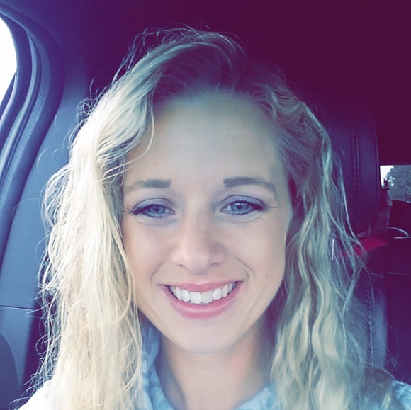 Profile Picture of Lindsey Schams (@lschams1) on Poshmark