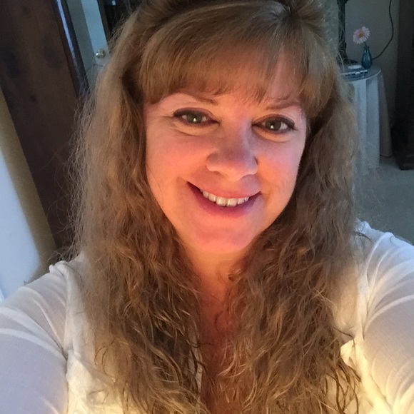 Profile Picture of Karen Stapleton (@karenstaple) on Poshmark