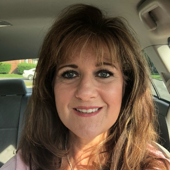 Profile Picture of Robin Bray (@rbray859) on Poshmark