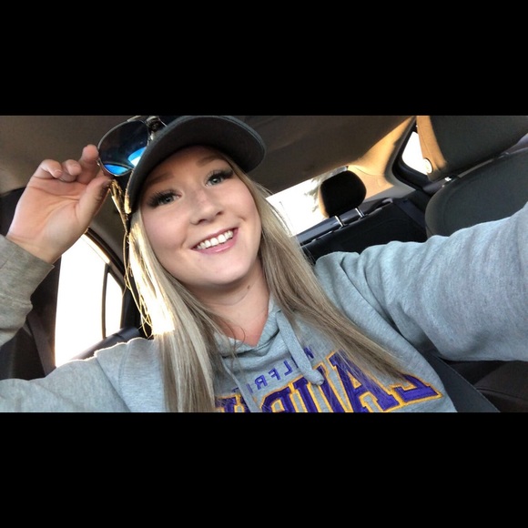 Profile Picture of Danielle Brighton (@daniellenb19) on Poshmark