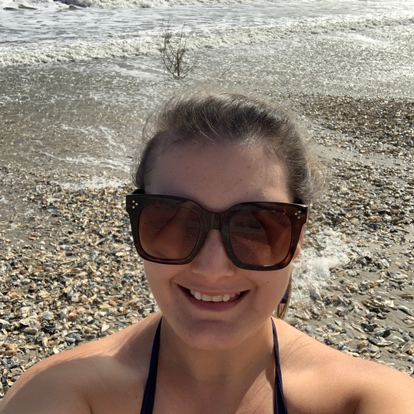 Profile Picture of Haley Vaughn (@haleyvaughn378) on Poshmark