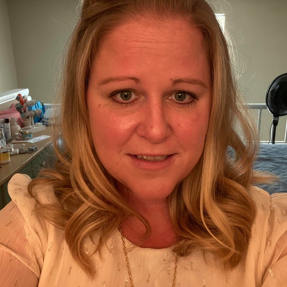 Profile Picture of Mitsa Gillmer (@mitsa1002) on Poshmark
