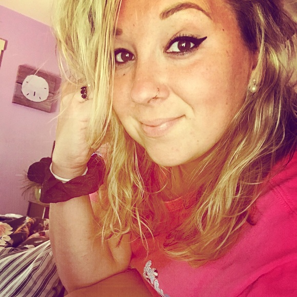 Profile Picture of Carrie Campbell (@carriedaway6969) on Poshmark