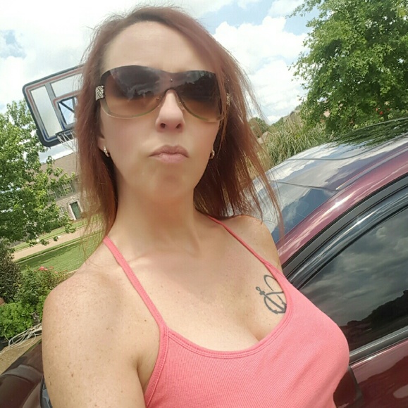 Profile Picture of Debbie Hanson (@carefreedeb) on Poshmark