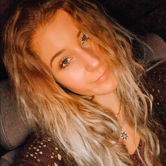 Profile Picture of Zoe Forss (@zoeforss) on Poshmark