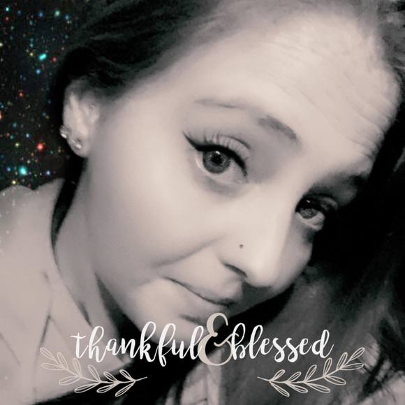 Profile Picture of Katie Lamoreux (@katieel1991) on Poshmark