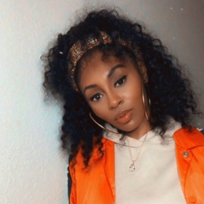 Profile Picture of 𝐵𝓇𝒾𝓉𝓉 🌻🦋 (@Robin__Brittany) on Twitter