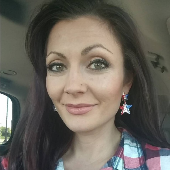 Profile Picture of Erin Stahl (@edfr_15) on Poshmark