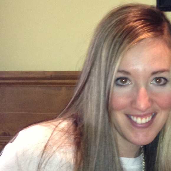 Profile Picture of Sarah Schraw (@clothingdestash) on Poshmark