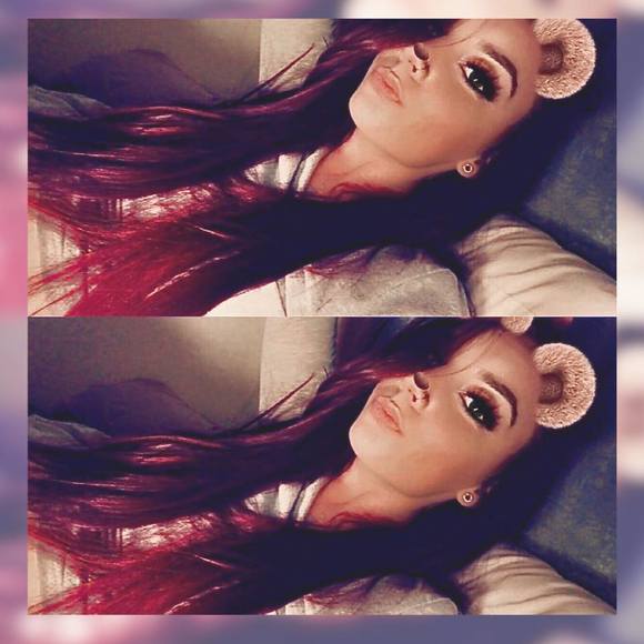 Profile Picture of Kira Costarella (@kirastyles17) on Poshmark