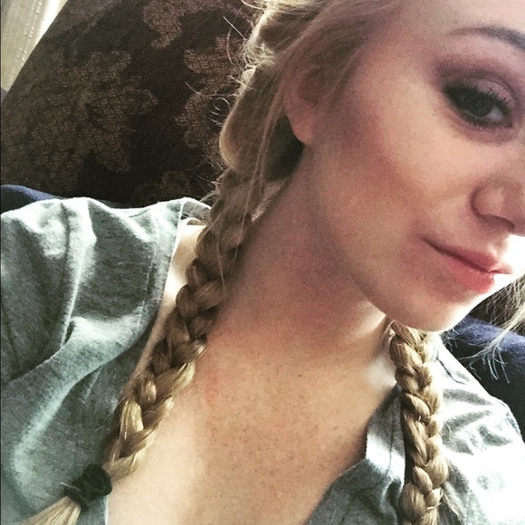 Profile Picture of Alexa Mcadams (@alexaanne1998) on Poshmark