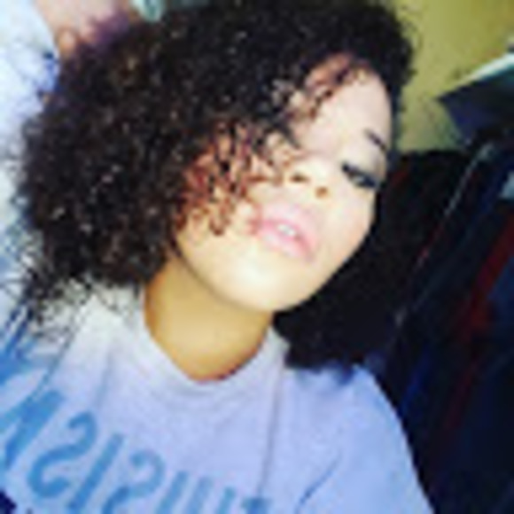 Profile Picture of Lucy Loo (@lucyloo556) on Poshmark