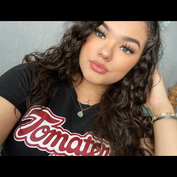 Profile Picture of Alexia Castaneda (@alexiacastan688) on Poshmark