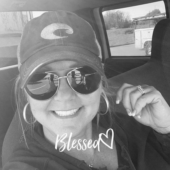 Profile Picture of Dawn Hogan (@hethern) on Poshmark