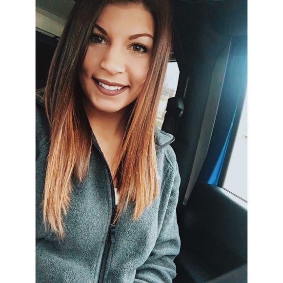 Profile Picture of Dominique Boesken (@doboesken) on Poshmark