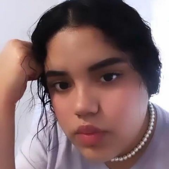 Profile Picture of Alexa Flores (@alexaflores896) on Poshmark