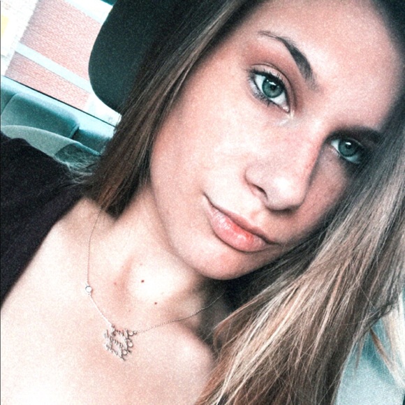 Profile Picture of Crystal Graves (@crystalllll_1) on Poshmark