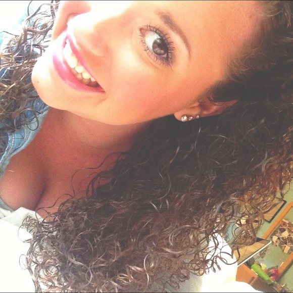 Profile Picture of Jessica Kirby (@jessica_kirby) on Poshmark