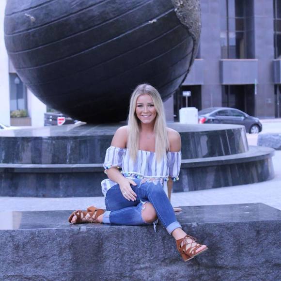 Profile Picture of Laresa Denning (@laresadenning) on Poshmark