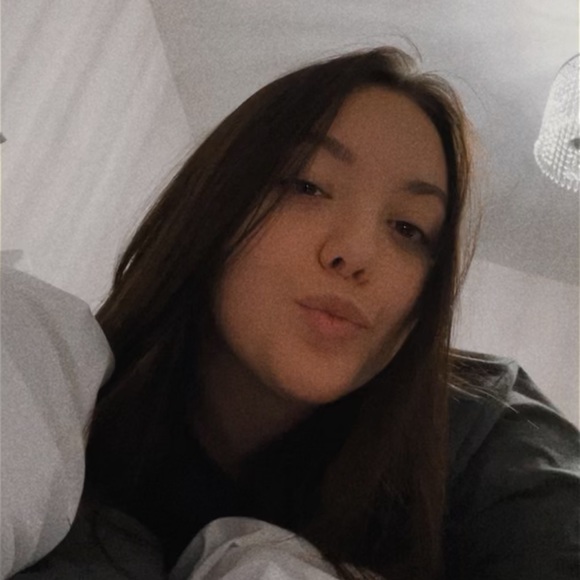 Profile Picture of Arianna Chirco (@ariannachirco) on Poshmark