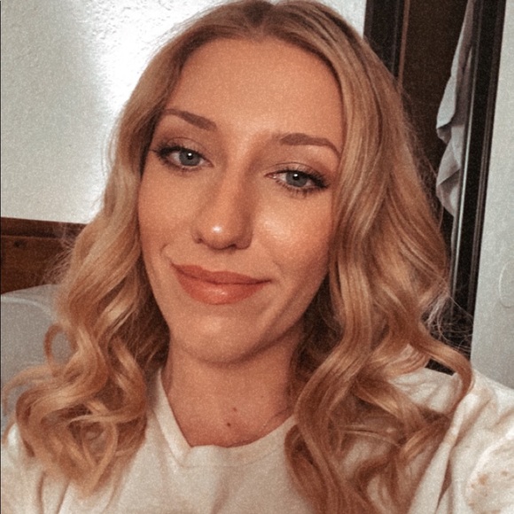 Profile Picture of Shawna Schulz (@shawnaschulz55) on Poshmark