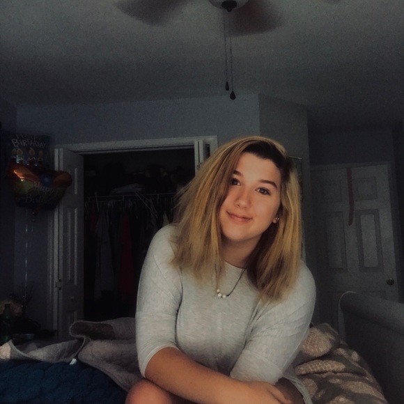Profile Picture of Isabelle Blackmon (@belleblackmon) on Poshmark