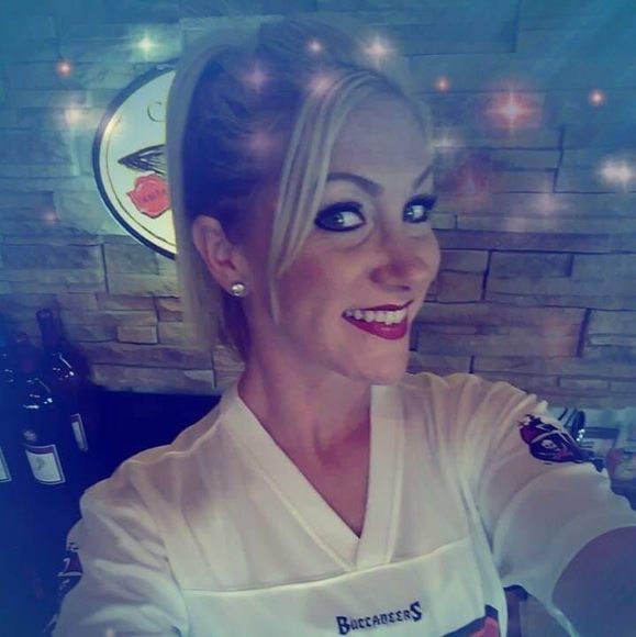 Profile Picture of Molly Rosenlund (@mollyrosenlund) on Poshmark