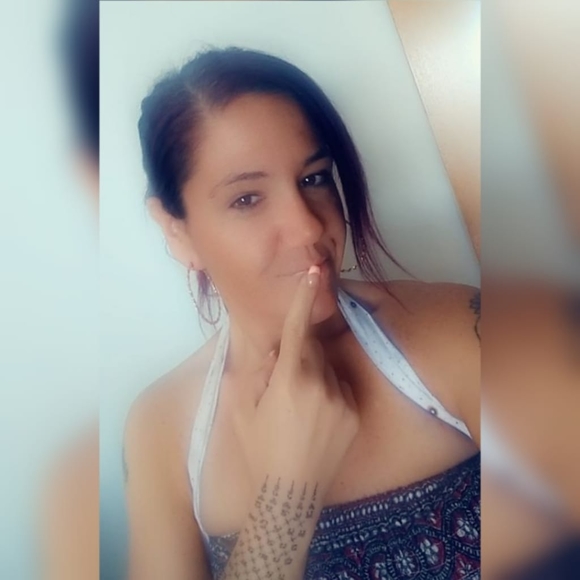 Profile Picture of Melanie Rizzolo (@pinksapphire127) on Poshmark