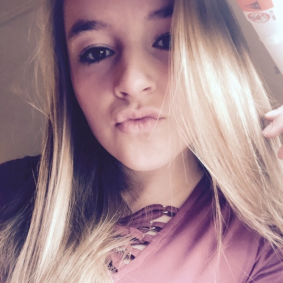 Profile Picture of Loren Schaetzka (@lorenlorraine44) on Poshmark