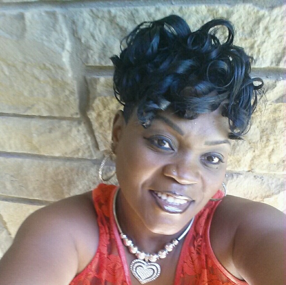 Profile Picture of Amelia Thomas (@athomas226) on Poshmark
