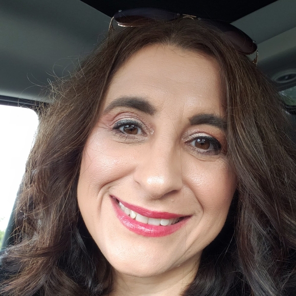 Lauralee Saad - Poshmark Profile Picture of Lauralee Saad (@joynsunshine) on Poshmark