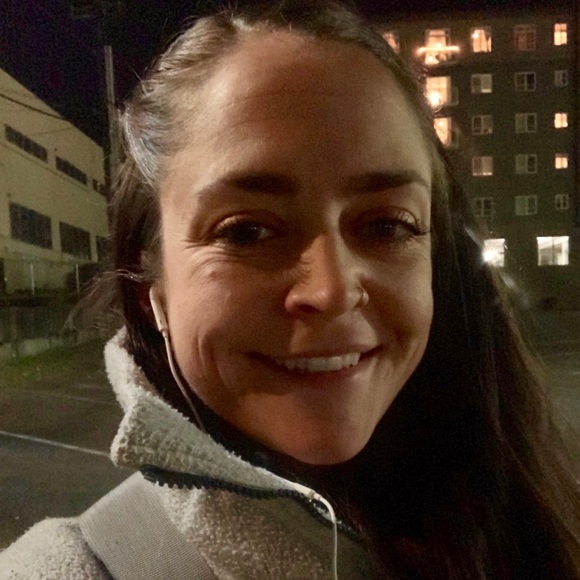 Profile Picture of Alexandra Cameron (@earthcameron) on Poshmark