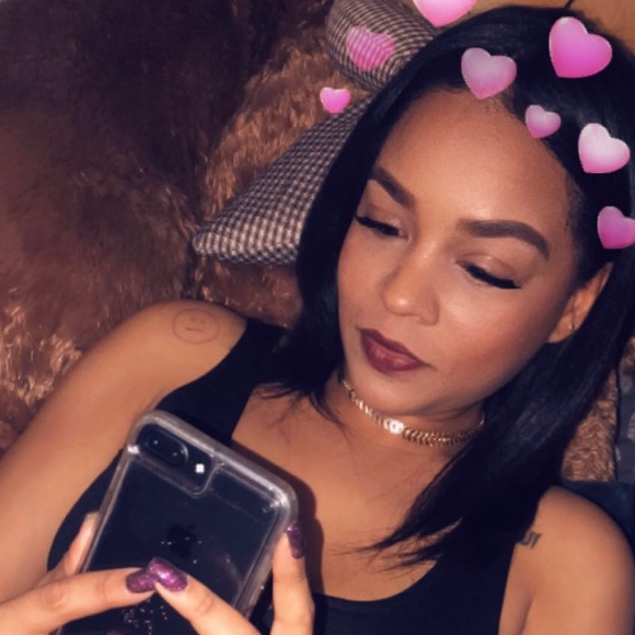 Profile Picture of Tonya Andrews (@tonyaandrews18) on Poshmark