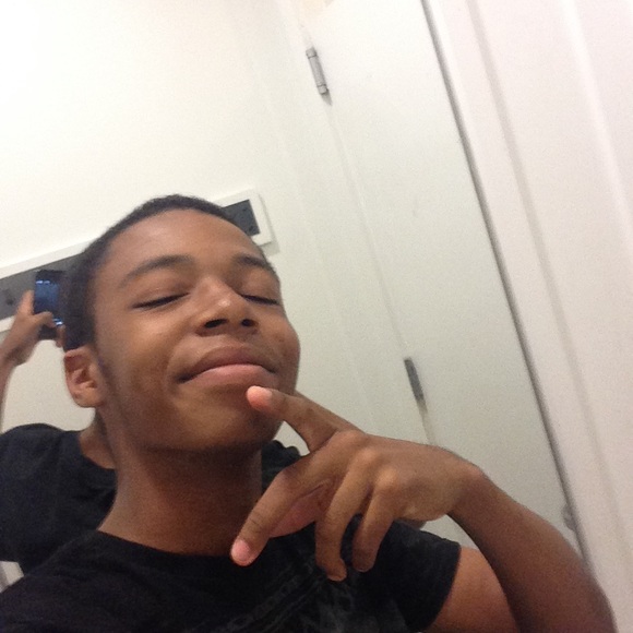 Profile Picture of Tyler Guillory (@tylerguillory) on Poshmark