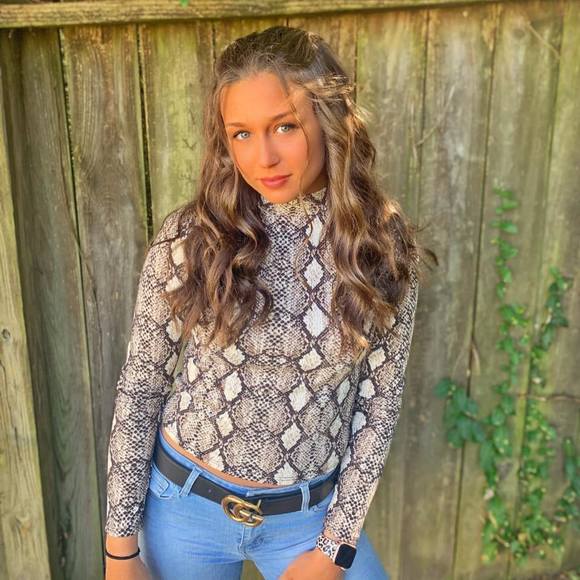 Profile Picture of Katelyn Howell (@katelynfhowell) on Poshmark