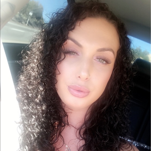 Profile Picture of Nichole Broberg (@nicholebroberg) on Poshmark