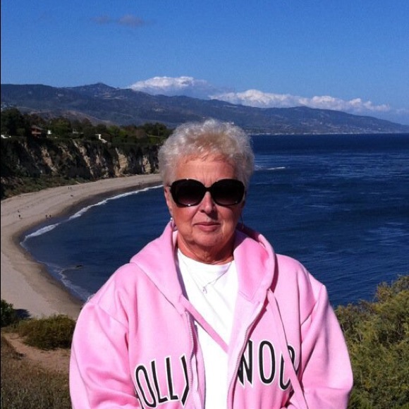 Profile Picture of Jean Longfellow (@jeanevelyn) on Poshmark