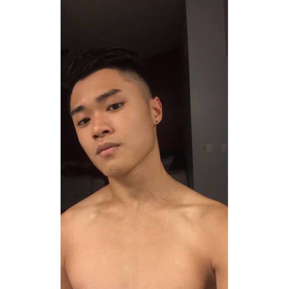 Profile Picture of Julian Singharath (@juyahn) on Poshmark