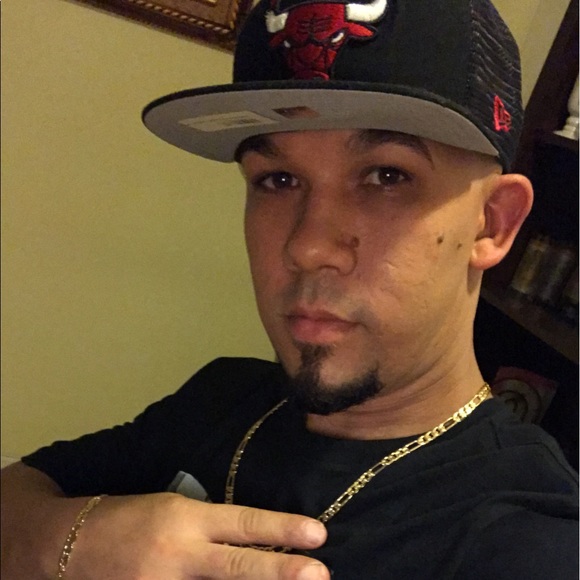 Profile Picture of Luis Lora (@luis28685) on Poshmark
