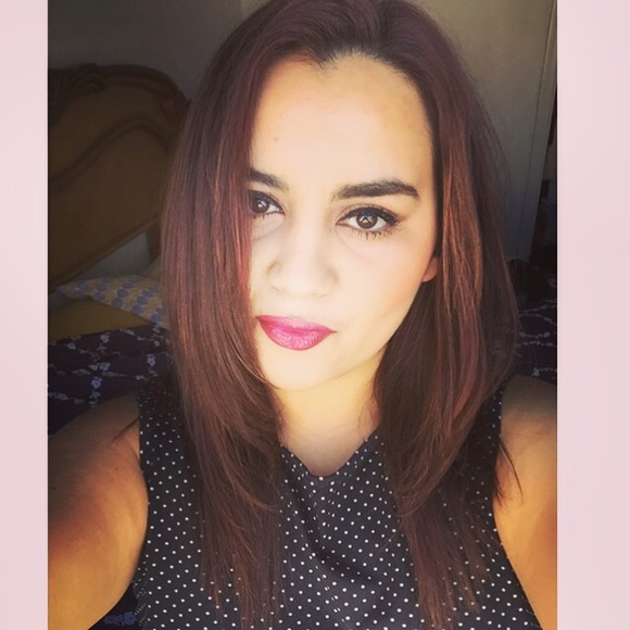Profile Picture of Laura Cercea (@la_cer19) on Poshmark