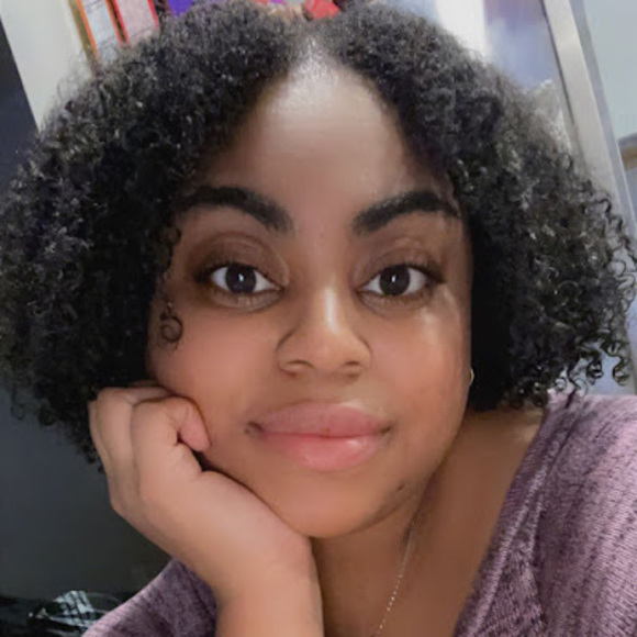 Profile Picture of Essence Jones (@essencelj25) on Poshmark