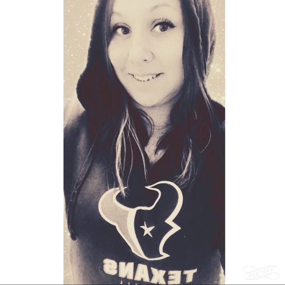 Profile Picture of Nicole Kluna (@nicole_kluna) on Poshmark