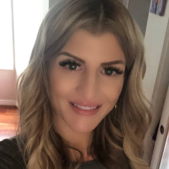 Profile Picture of Danielle Brunelle (@dbrunelle1318) on Poshmark