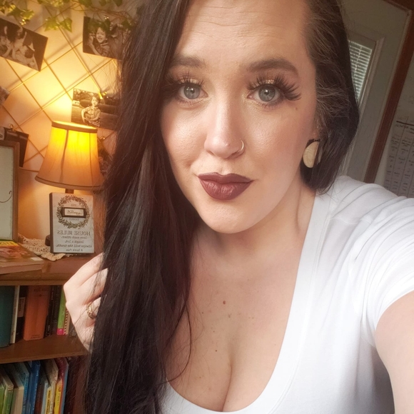 Profile Picture of Victoria Cappelluti (@thelocalmomma) on Poshmark