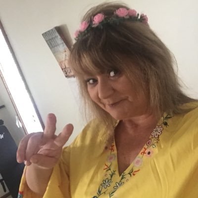 Profile Picture of Amanda Pollock (@sixtodate) on Twitter